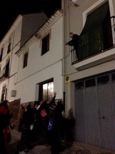 Truco o trato.  "trick or treat"  Here is a neighbor throwing chestnuts to the kids. 
